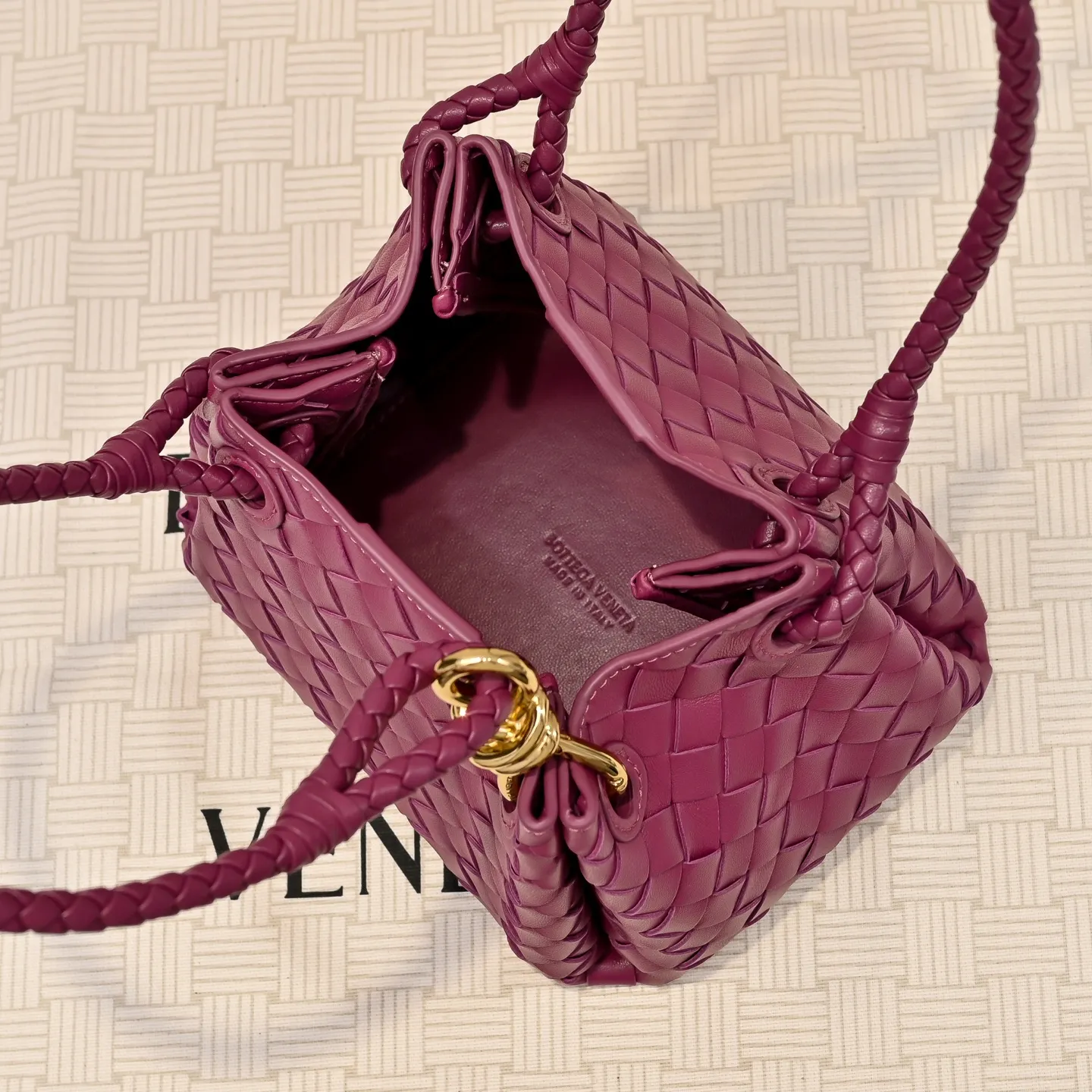 Batch 1760 BV home is new! Andiamo combines Bottega Veneta archives parachute handbags to inherit retro elements and integrate modern trends. The same style as Shu Qi's Beijing Night. It is a continuation of the classic bag. It has three functions: hand carry, shoulder and cross-body. It is embellished with metal brass knot buckles. The capacity of the small one is amazing. It can easily hold sunglasses in a box/small bottle of water/powder powder/charger and other daily necessities when going out. The upper body is versatile. Style number: 6569 Size: 21*17*16.5cm